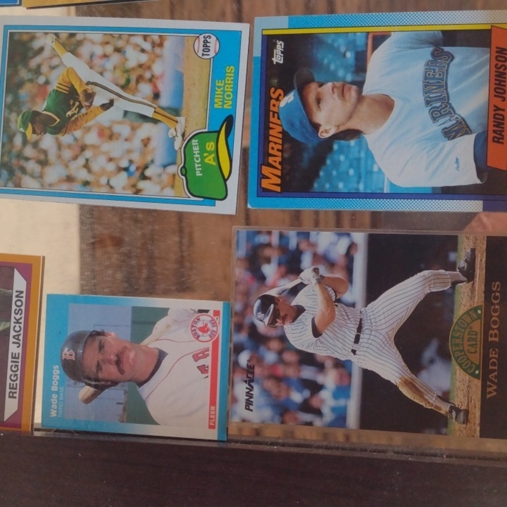 Assorted Baseball Trading Cards Collection - Picture 5 of 7